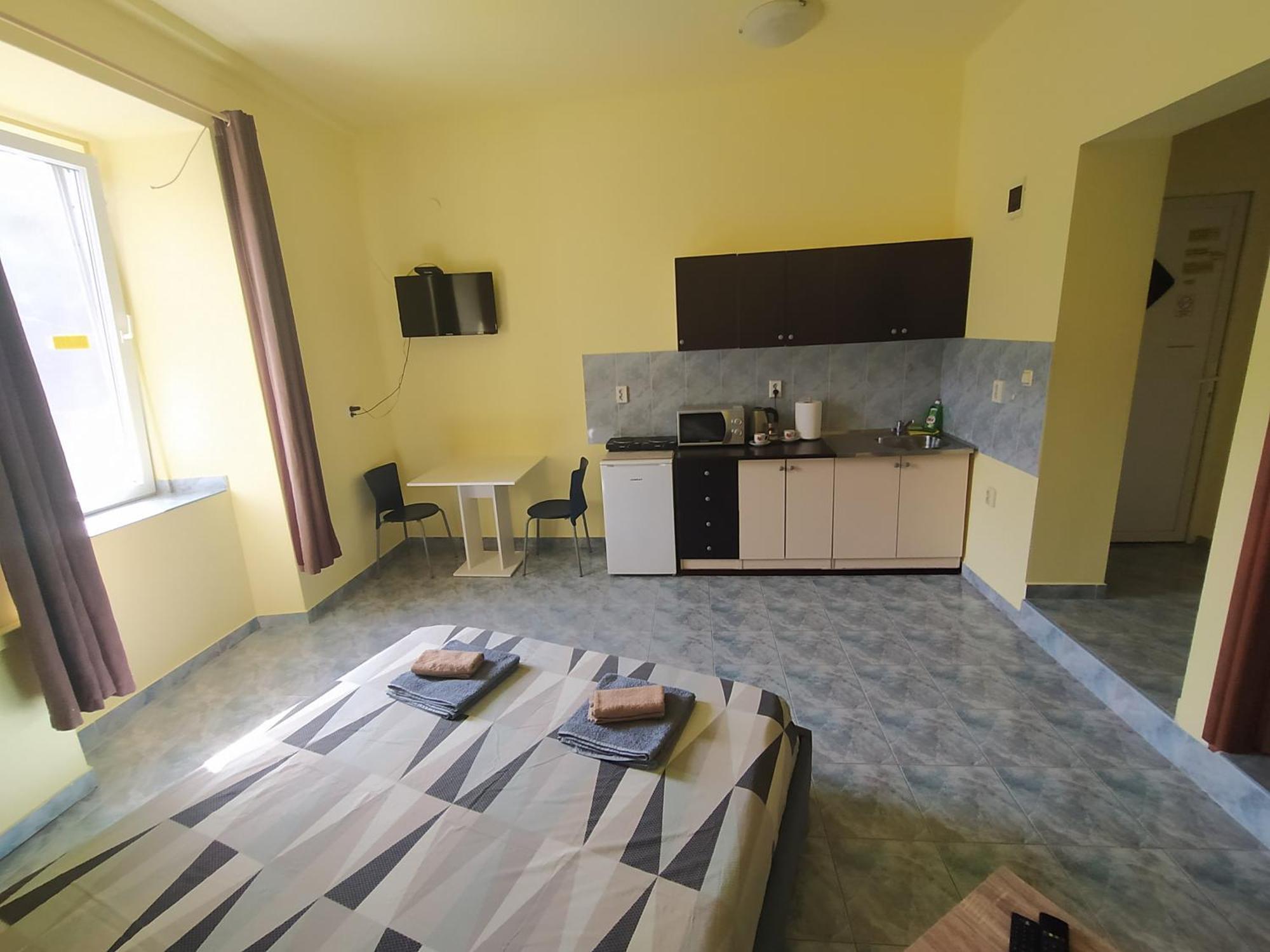 Dejan 3-free Parking Near Arena In Center, Near Bus, Train, Ferry, Airport Shuttle Póla
