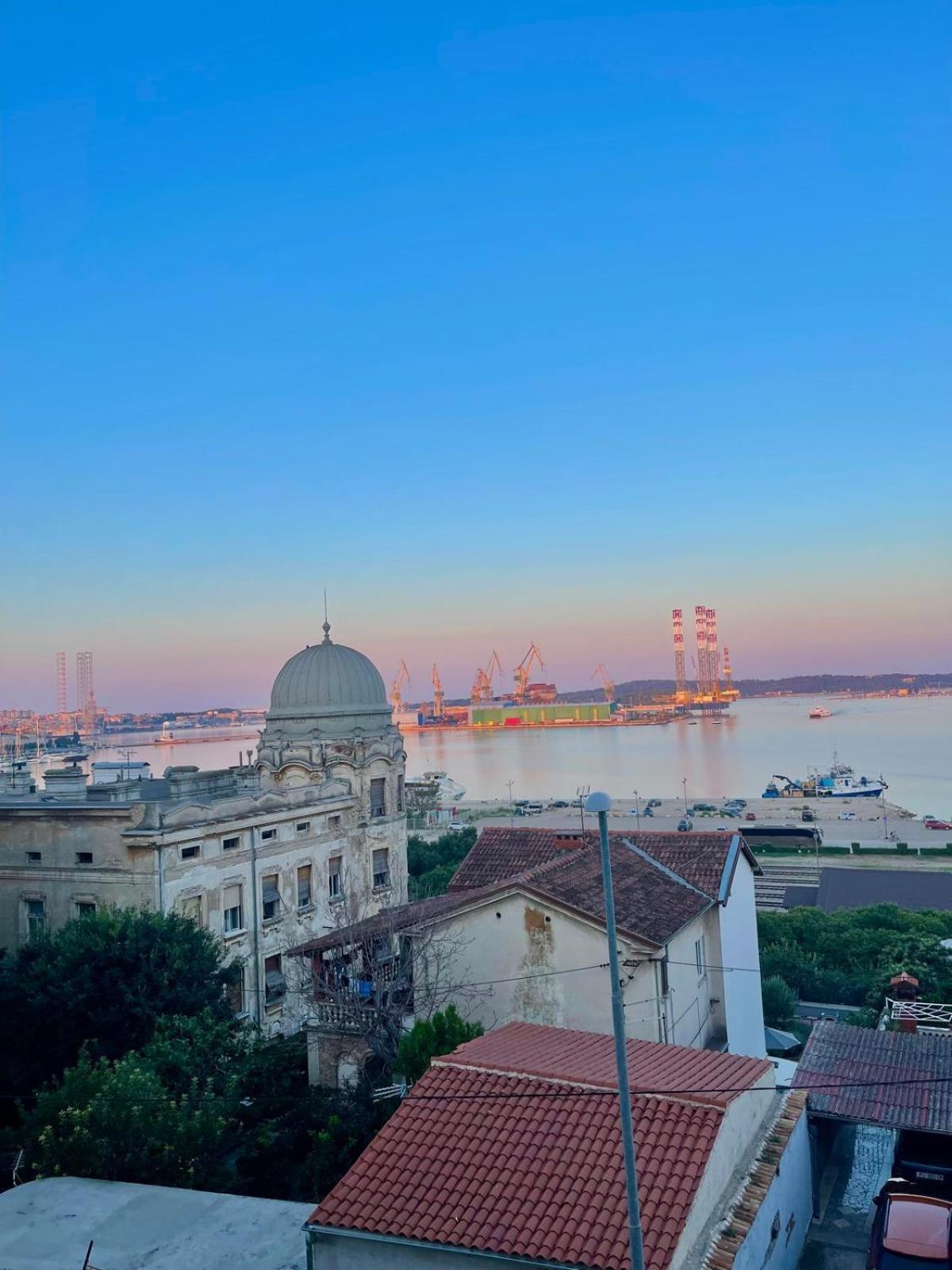 Dejan 3-free Parking Near Arena In Center, Near Bus, Train, Ferry, Airport Shuttle * Póla