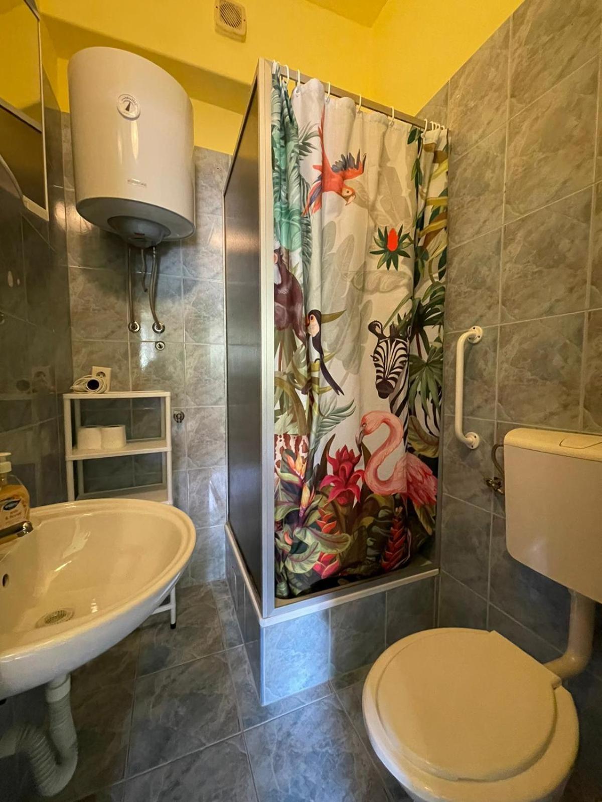 Dejan 3-free Parking Near Arena In Center, Near Bus, Train, Ferry, Airport Shuttle * Póla