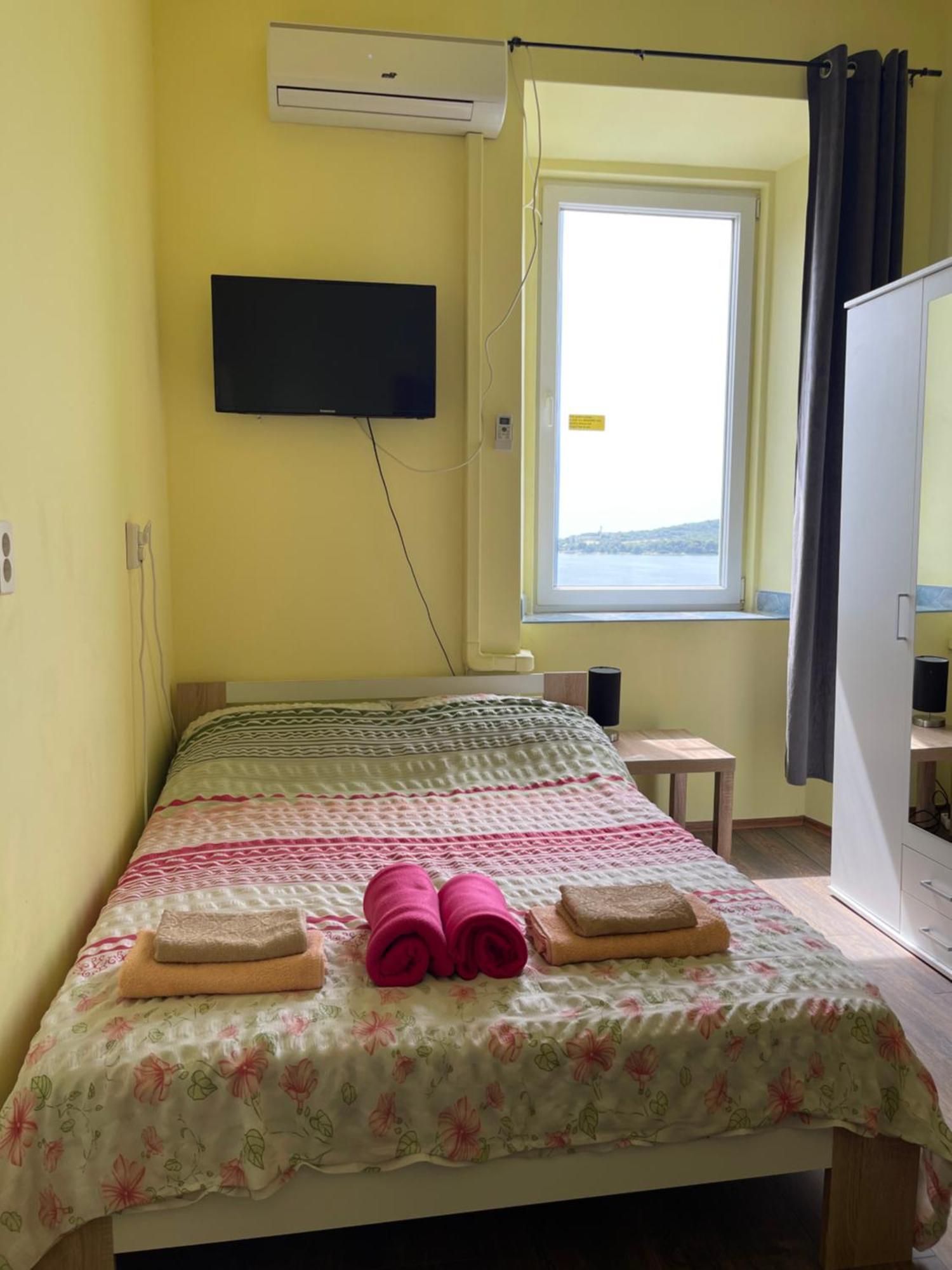 Apartman Dejan 3-free Parking Near Arena In Center, Near Bus, Train, Ferry, Airport Shuttle *