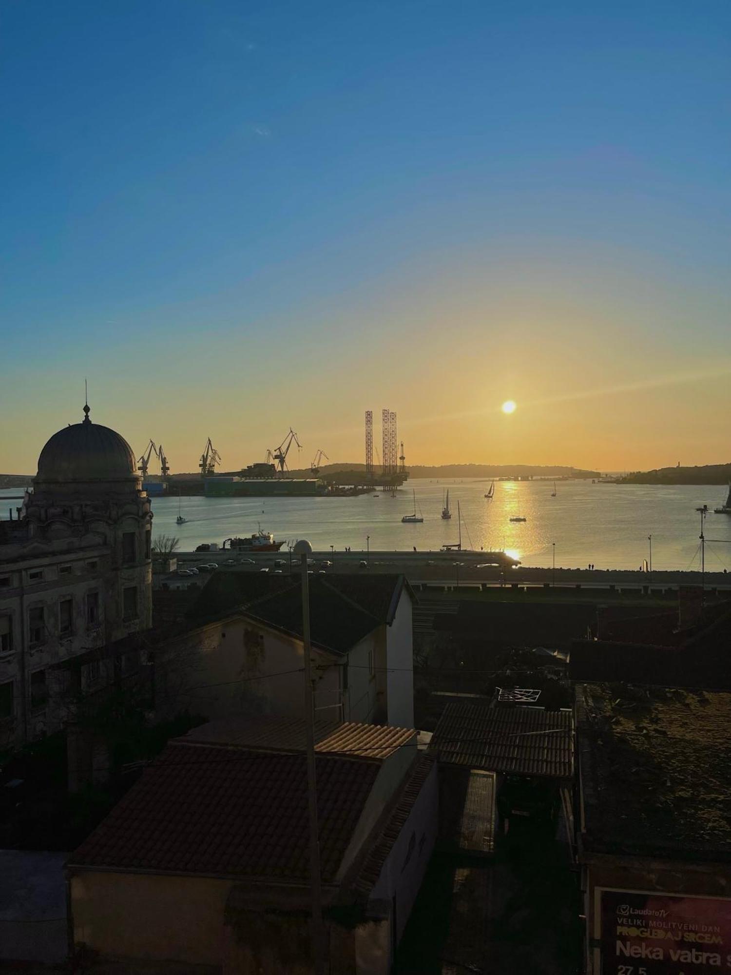 Dejan 3-free Parking Near Arena In Center, Near Bus, Train, Ferry, Airport Shuttle